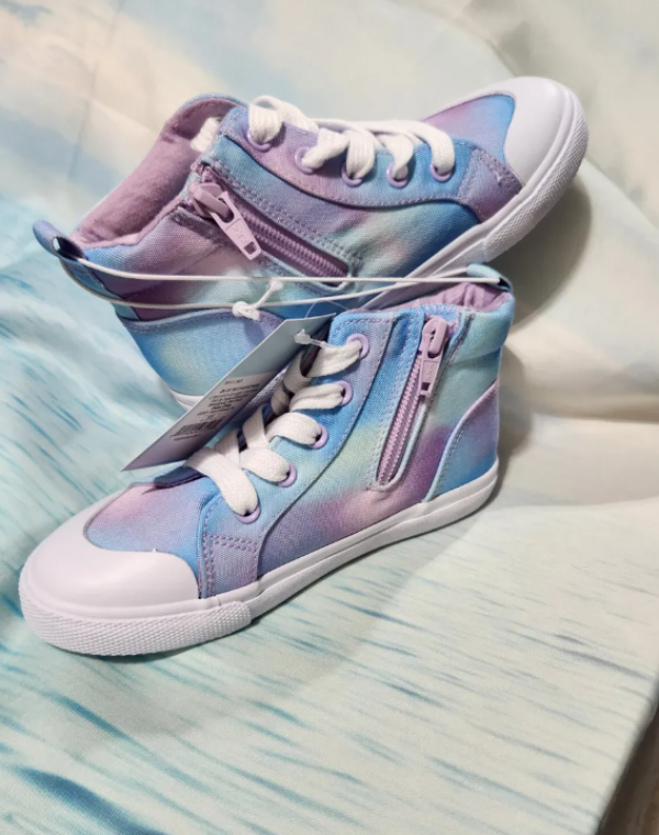 Sepatu sneakers dengan tali ritsleting di sisi untuk tampilan yang unik